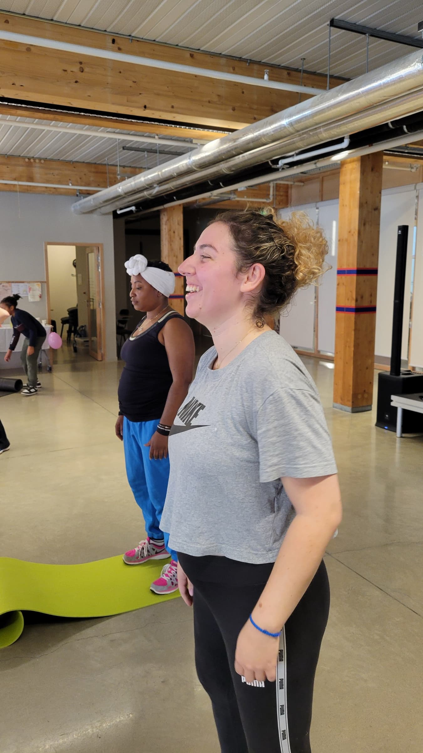 Deux participantes sourient pendant un atelier mouvement