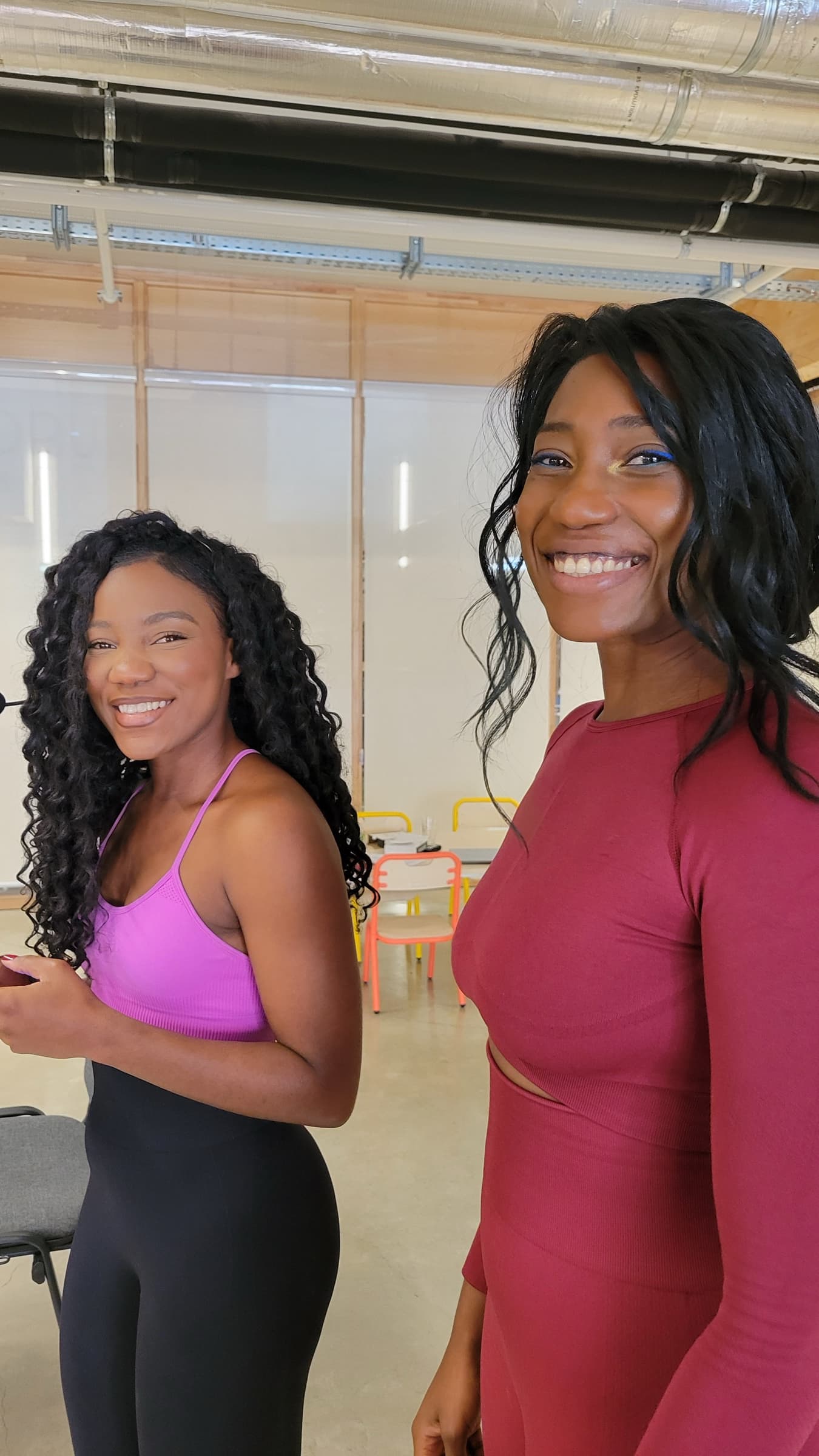 Deux femmes sourient lors d’un événement FLC