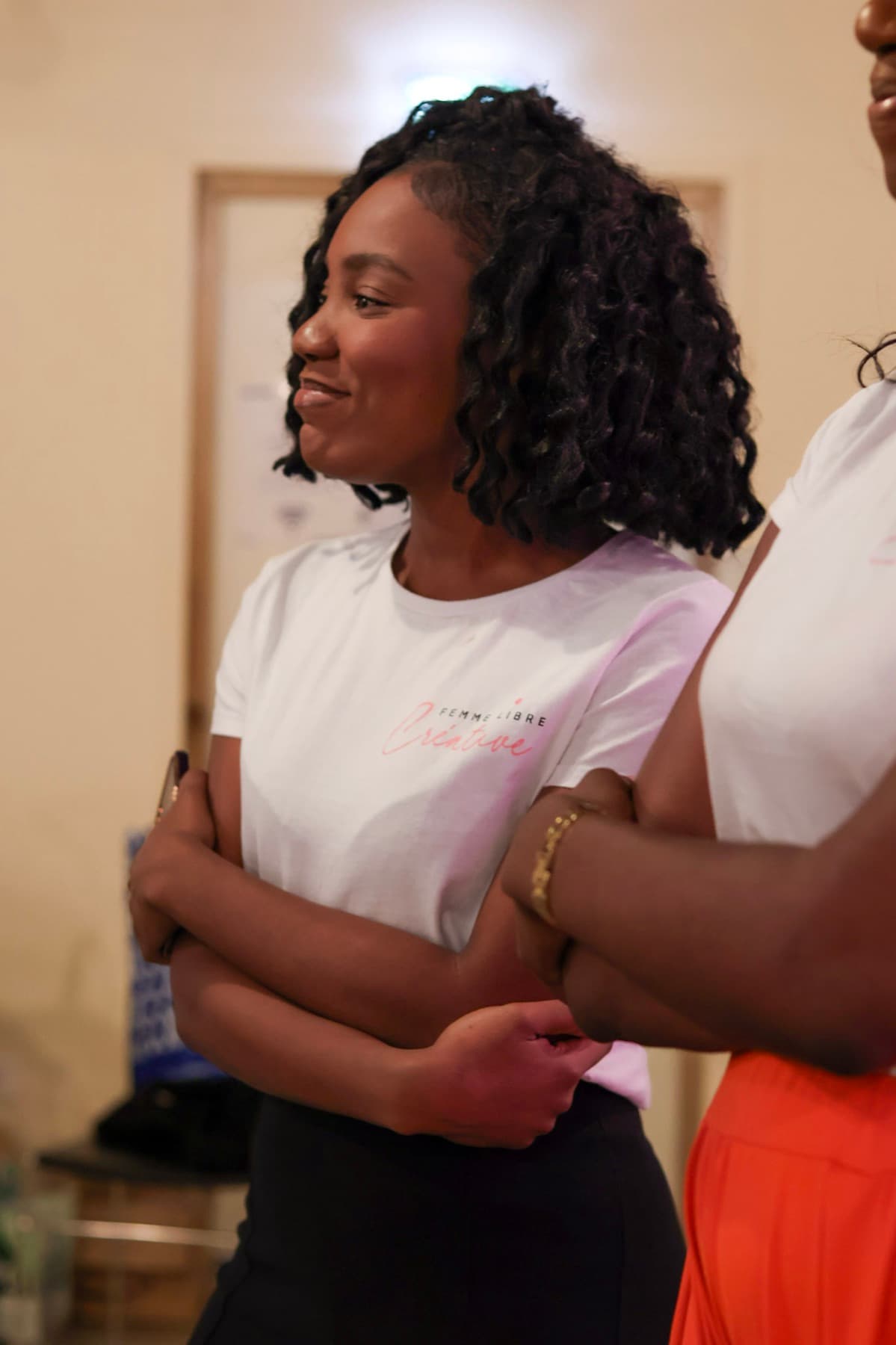 Une membre de Femme Libre et Créative entourée par le collectif
